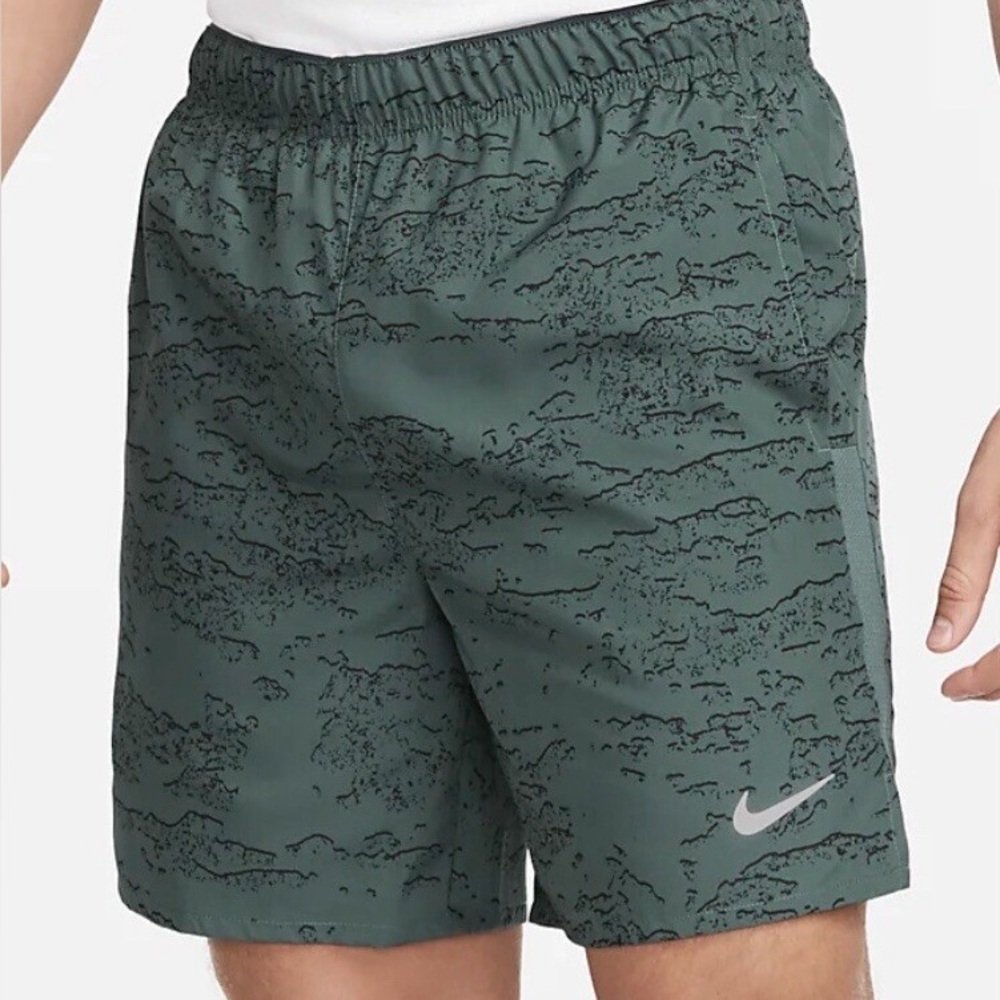 Nike Men's L Run Division Dry Challenger 7" Brief-Lined Spruce Shorts
